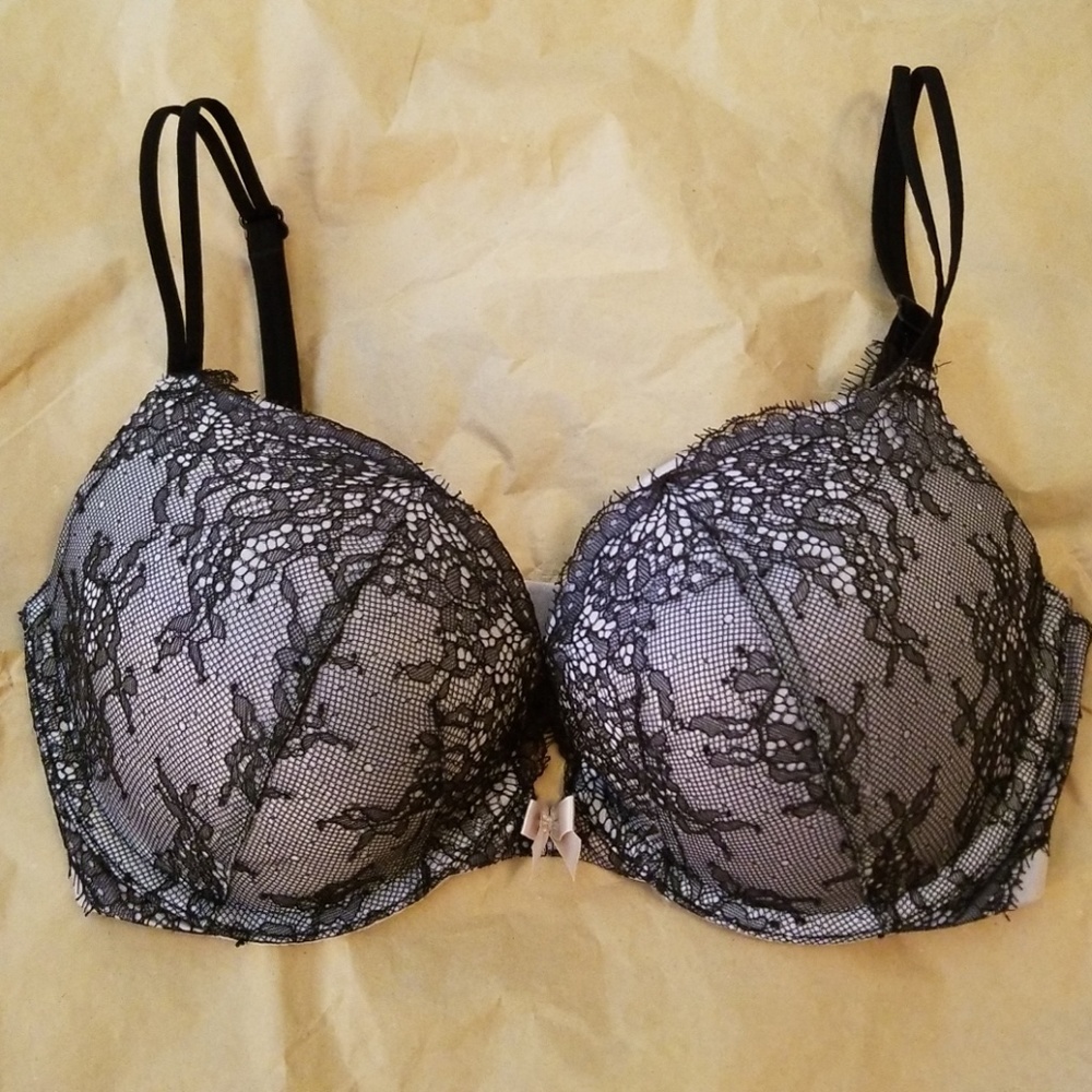 Victoria's Secret 32DD gray and black lacy bra